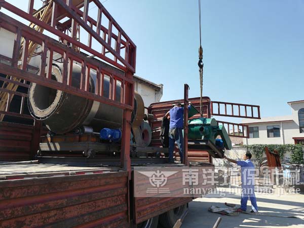 磨（mó）煤噴粉機裝車發貨（huò）