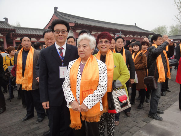 公司領（lǐng）導與前（qián）國務院副總理吳桂賢女士合影